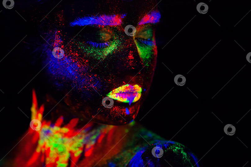 Скачать Красивая внеземная женщина-модель в неоновом свете. Это портрет красивой модели с флуоресцентным макияжем, художественный дизайн женщины, позирующей в ультрафиолетовом свете с красочным макияжем. Изолированный на черном фоне фотосток Ozero