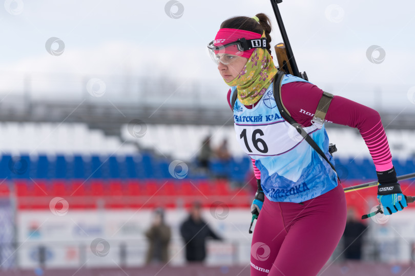 Скачать Камчатская спортсменка-биатлонистка Анастасия Ивченко катается на лыжах на дистанции биатлонного комплекса. Открытые региональные юношеские соревнования по биатлону Кубок Востока фотосток Ozero