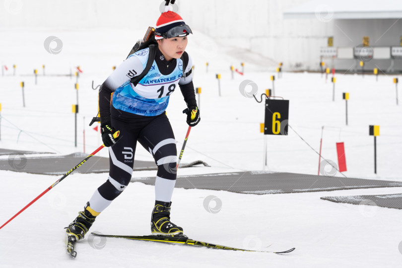 Скачать Спортсменка-биатлонистка Чхве Юна Южная Корея катается на лыжах на дистанционном биатлонном комплексе во время открытых региональных юношеских соревнований по биатлону Кубок Востока фотосток Ozero