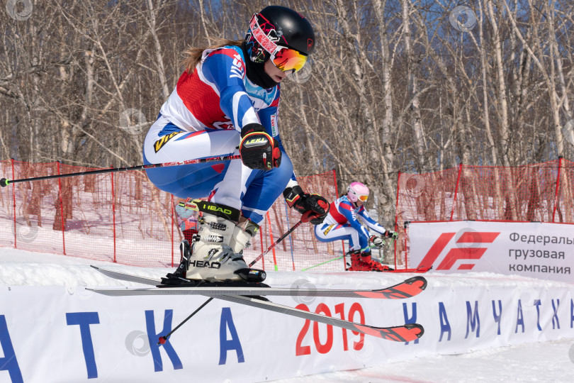 Скачать Горнолыжник спускается по горному склону. Чемпионат России по горнолыжному спорту, параллельный слалом фотосток Ozero