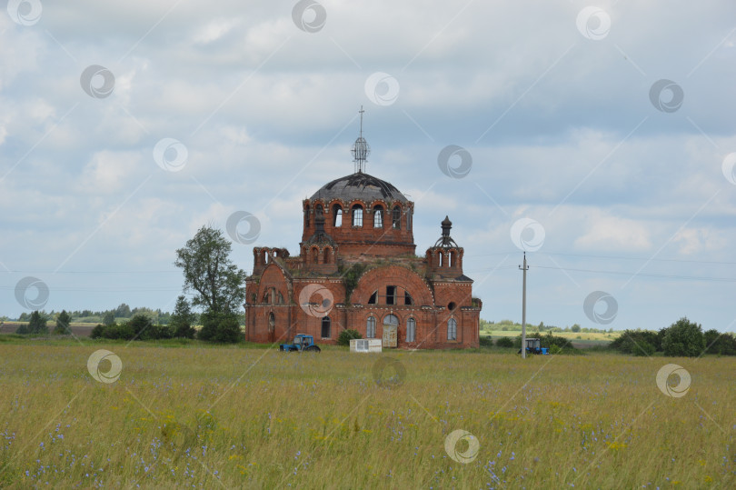 Скачать Церковь в поле фотосток Ozero