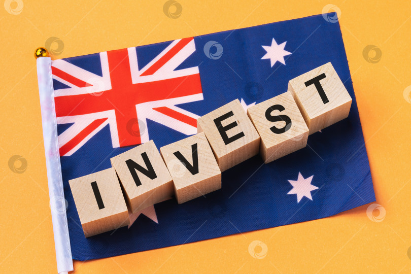 Скачать Деревянные кубики с текстом и флагом на цветном фоне, инвестиционная концепция в Австралии фотосток Ozero