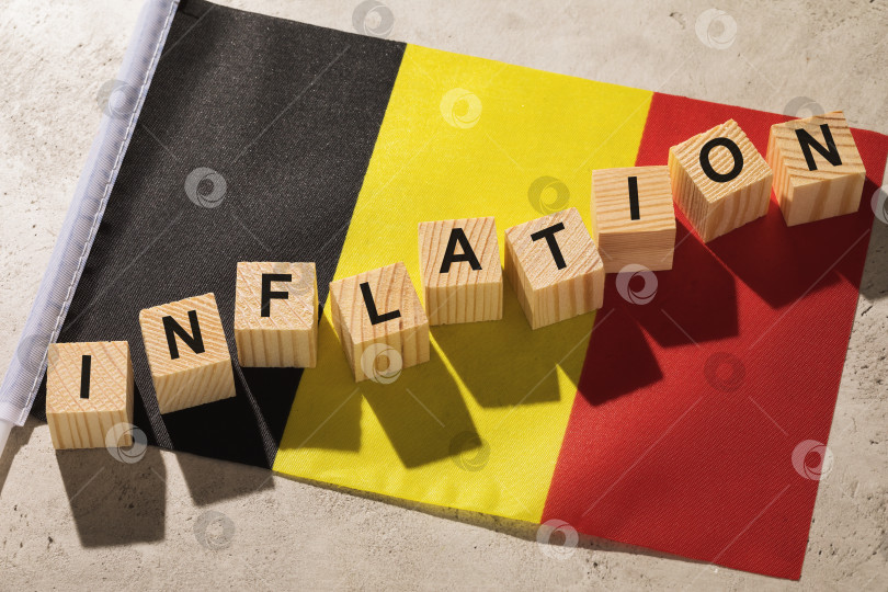 Скачать Бельгийский флаг и деревянные кубики с текстом, концепция на тему инфляции в Бельгии фотосток Ozero