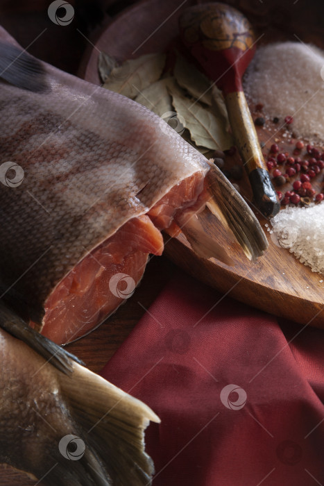 Скачать Свежая горбуша со специями и солью на деревенской кухне фотосток Ozero