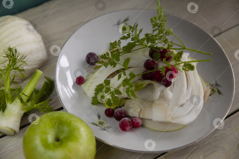 Скачать Домашний салат из свежего фенхеля на белом фоне. фотосток Ozero