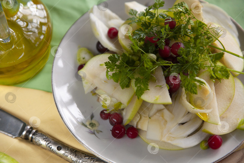 Скачать Зимний салат с яблоками и укропом крупным планом фотосток Ozero