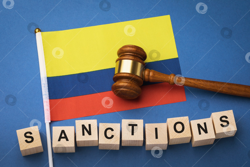 Скачать Флаг Колумбии, судейский молоток и деревянные кубики с текстом, концепция на тему санкций фотосток Ozero