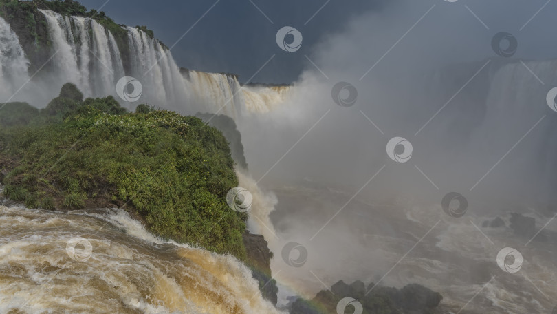 Скачать Потоки водопада падают со скалы в русло реки. фотосток Ozero