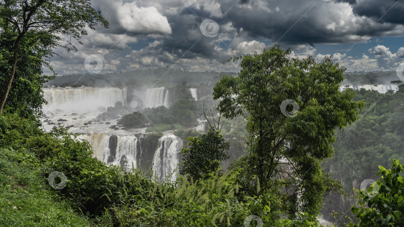 Скачать Тропический пейзаж с водопадом. фотосток Ozero