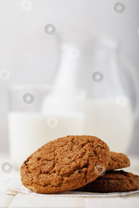 Скачать Овсяное печенье с молоком на деревянном столе, крупным планом фотосток Ozero