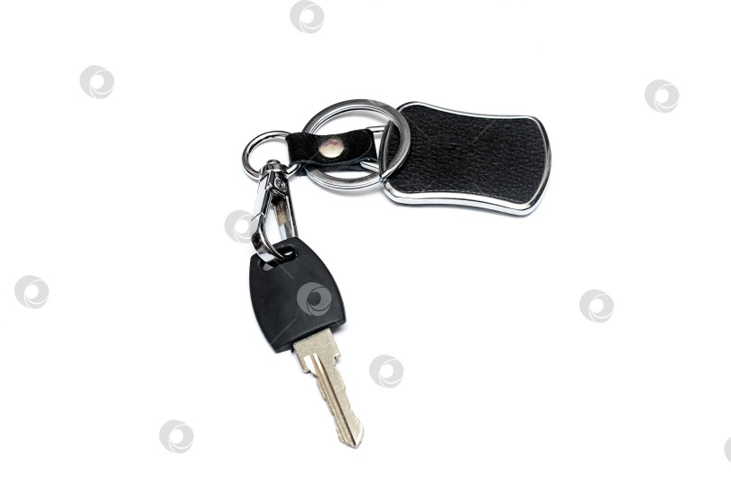 Скачать Ключ и черный брелок для ключей, выделенные на белом фоне фотосток Ozero