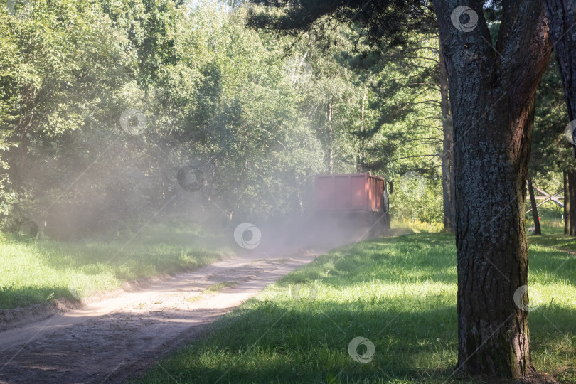 Скачать Пыль под колесами грузовика на песчаной дороге фотосток Ozero