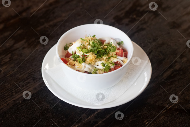 Скачать Салат с помидорами, сыром и соусом в тарелке фотосток Ozero