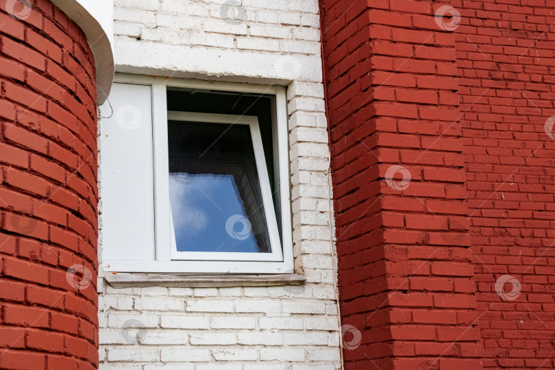 Скачать Пластиковое окно на стене дома из красного кирпича фотосток Ozero