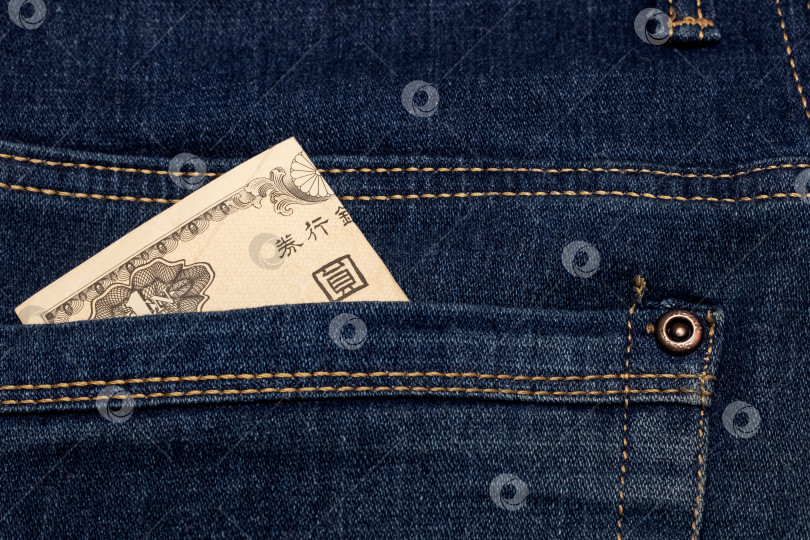 Скачать Японские деньги в кармане джинсов крупным планом фотосток Ozero