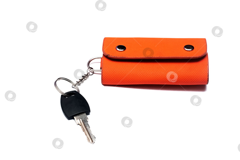 Скачать Ключ и оранжевый футляр, выделенные на белом фоне фотосток Ozero