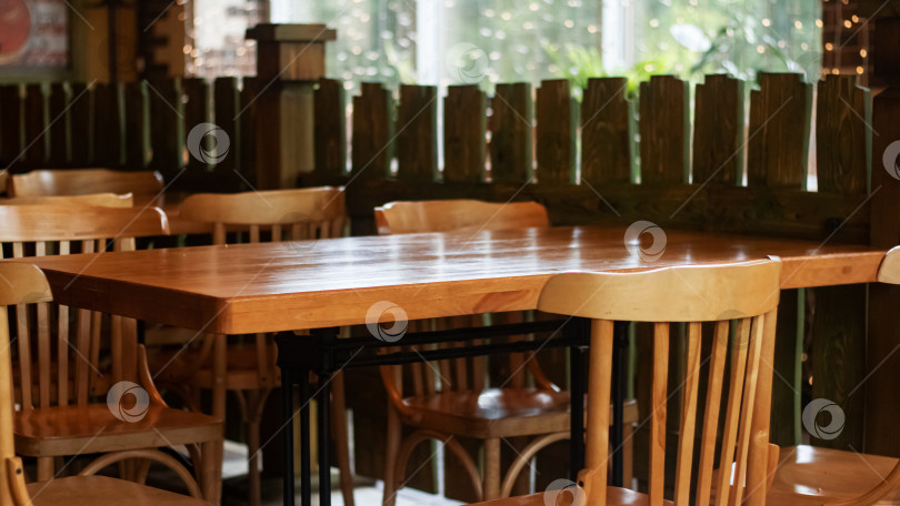 Скачать Деревянные столы и стулья в кафе фотосток Ozero