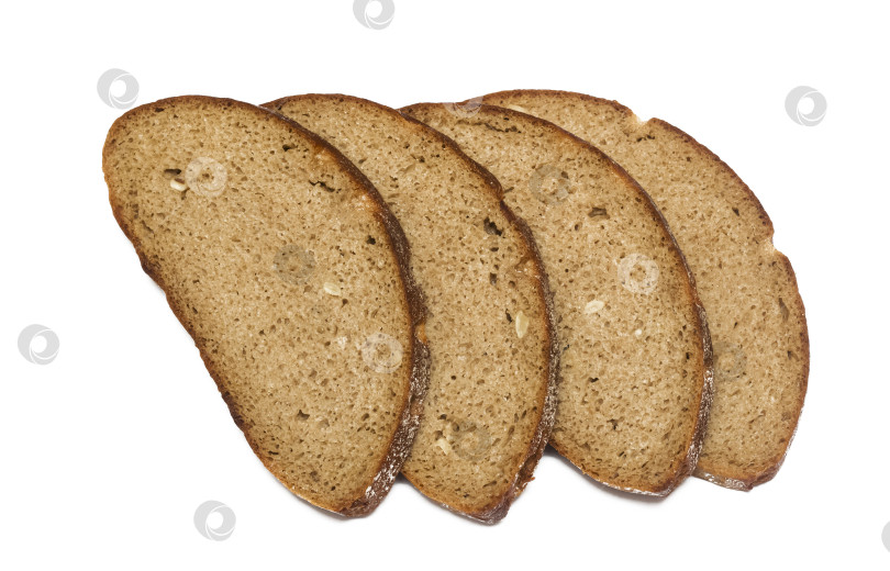 Скачать Нарезанный ломтиками черный хлеб, выделенный на белом фоне фотосток Ozero