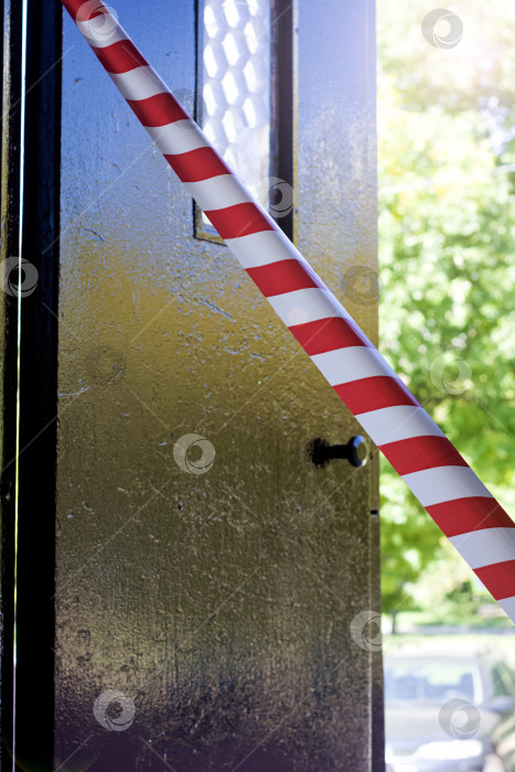 Скачать Красная предупреждающая лента на двери, вход воспрещен фотосток Ozero