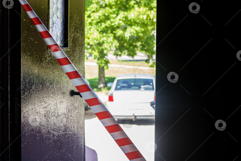 Скачать Красная предупреждающая лента на двери, вход воспрещен фотосток Ozero