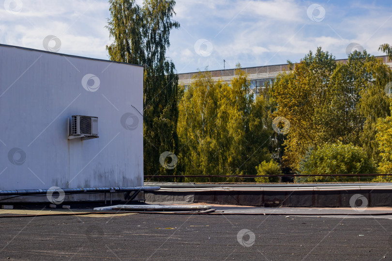 Скачать Электрические провода на плоской крыше здания фотосток Ozero