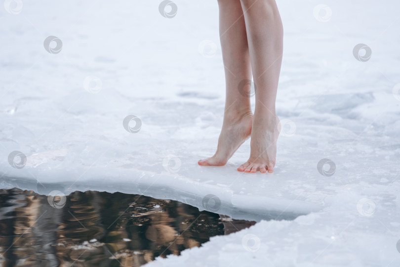 Скачать ноги девушки опускаются в ледяную воду фотосток Ozero