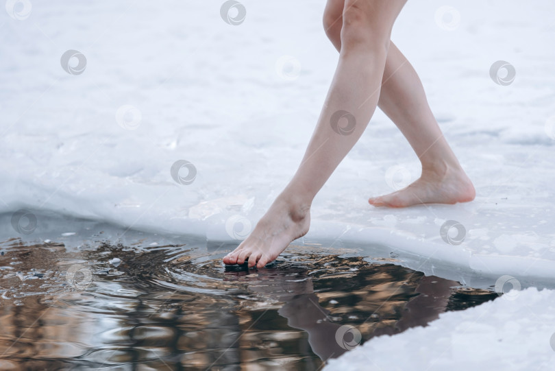 Скачать ноги девушки опускаются в ледяную воду фотосток Ozero