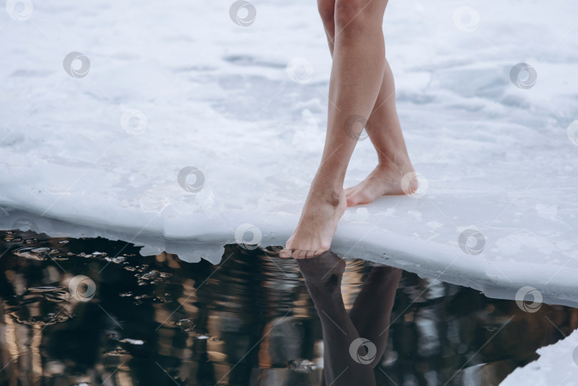 Скачать ноги девушки опускаются в ледяную воду фотосток Ozero