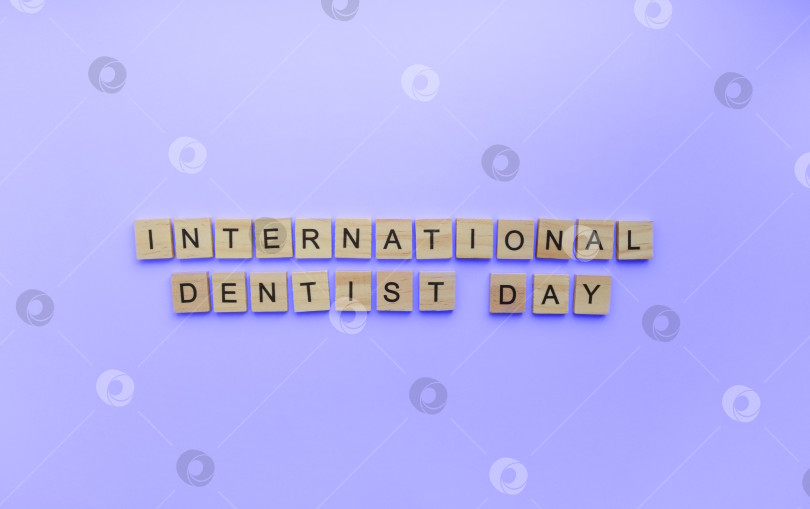 Скачать 6 марта, в Международный день стоматолога, появился минималистичный баннер с надписью деревянными буквами фотосток Ozero