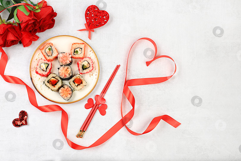 Скачать Сердце из свежих суши-роллов с розами, угощение на День святого Валентина, традиционная японская кухня, баннер для рекламы или приглашения в бар, меню, место для текста, вид сверху, фотосток Ozero