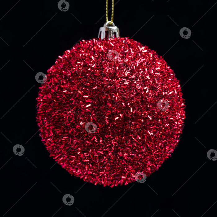 Скачать Сияющий красный рождественский шар на черном фоне фотосток Ozero