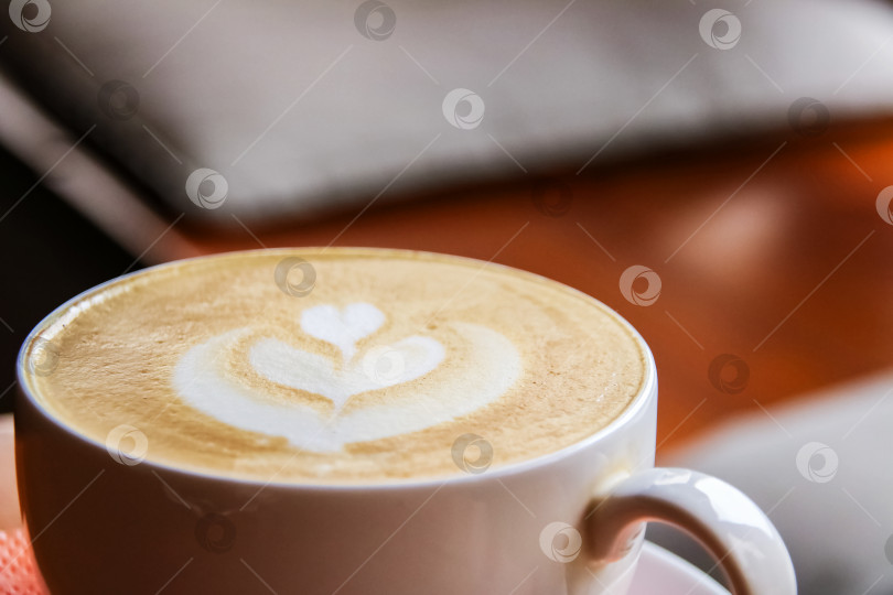 Скачать Большая белая чашка кофе латте с рисунком фотосток Ozero