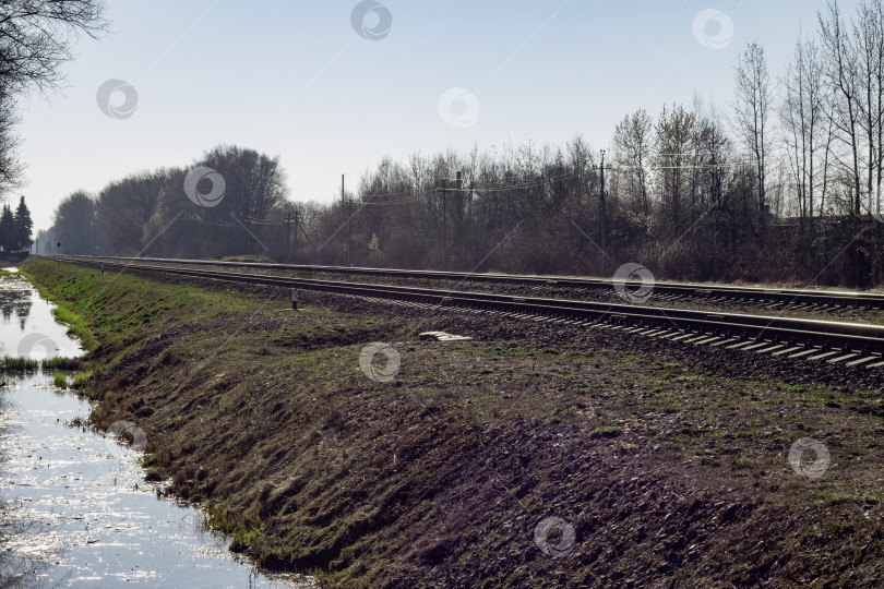 Скачать Железнодорожные рельсы на берегу ручья фотосток Ozero