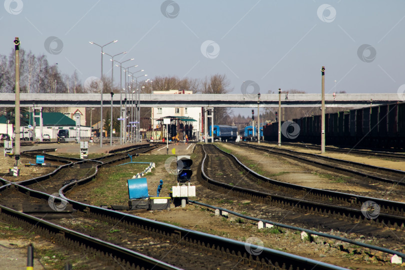 Скачать Много железнодорожных рельсов рядом со станцией и голубое небо фотосток Ozero