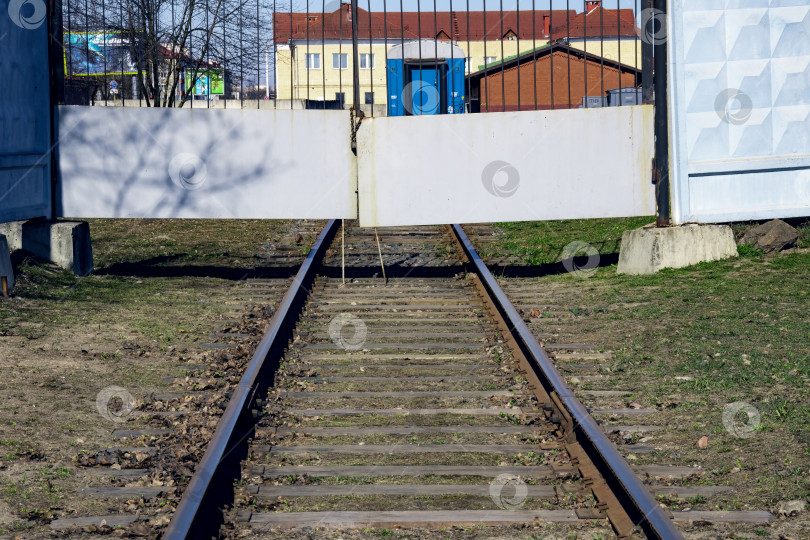 Скачать Железная дорога упирается в ворота крупным планом фотосток Ozero