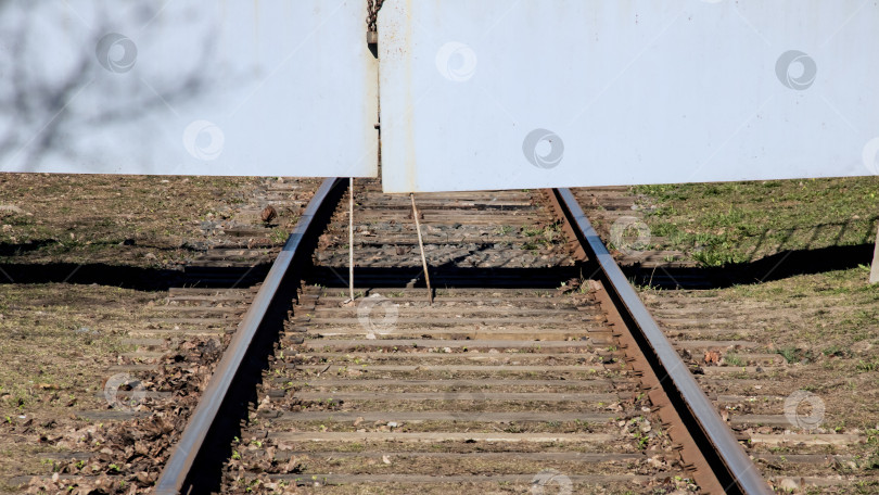 Скачать Железная дорога упирается в ворота крупным планом фотосток Ozero