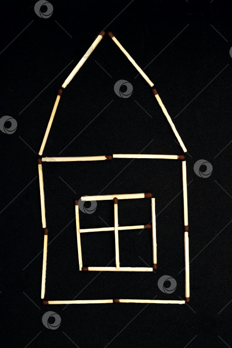 Скачать Домик сделан из спичек на черном фоне фотосток Ozero