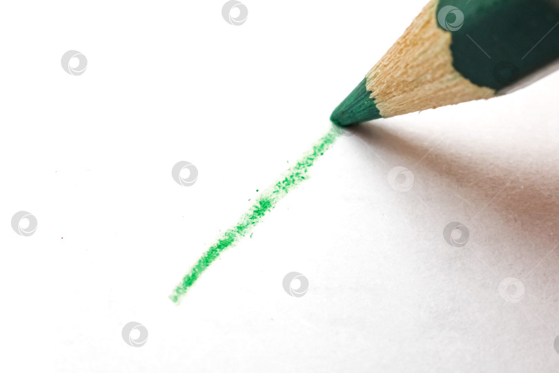 Скачать Линия зеленым карандашом и сердцевина карандаша крупным планом фотосток Ozero