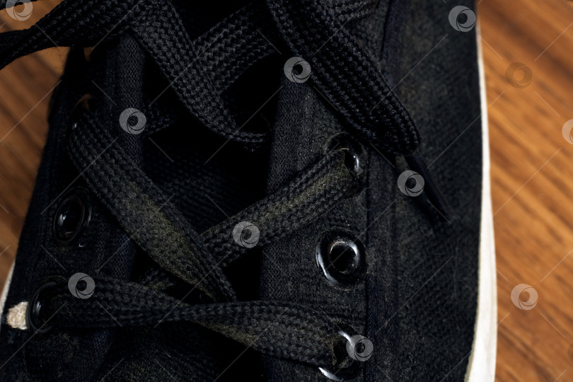 Скачать Шнурки на черных туфлях с клапанами крупным планом фотосток Ozero