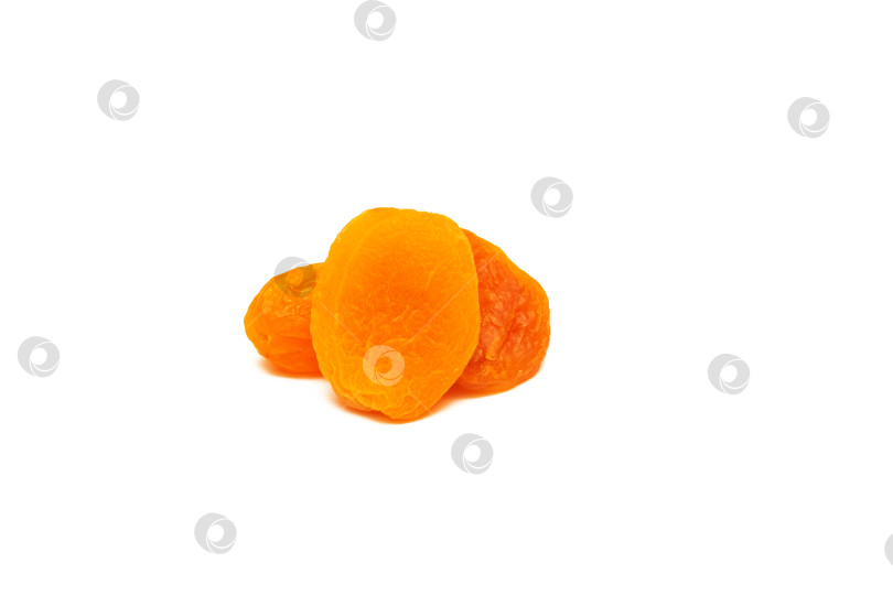 Скачать Оранжевая курага крупным планом, выделенная на белом фоне фотосток Ozero