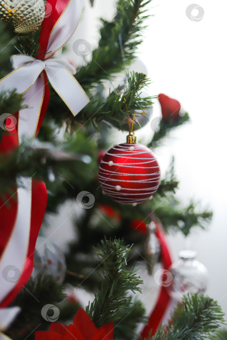 Скачать Новогодние шары на искусственной елке. Украшенная елка красного цвета. Концепция праздника. Новогоднее настроение фотосток Ozero