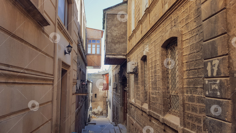 Скачать Узкая улочка в старом городе Баку, Азербайджан фотосток Ozero