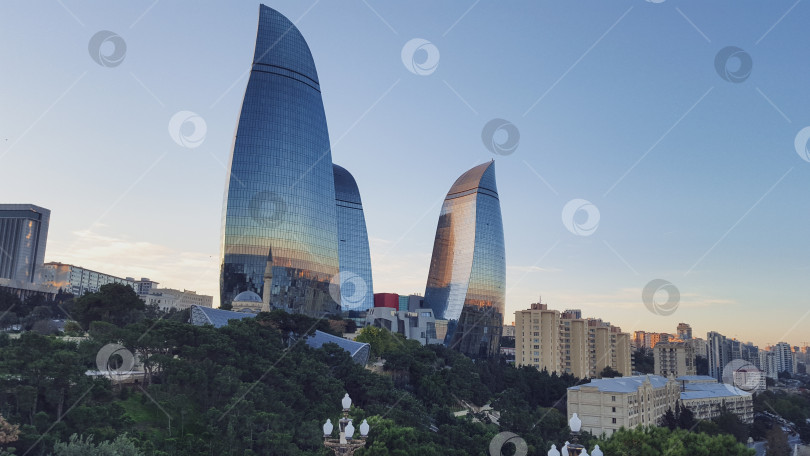 Скачать Вечерний вид на Пламенные башни в городе Баку, Азербайджан фотосток Ozero