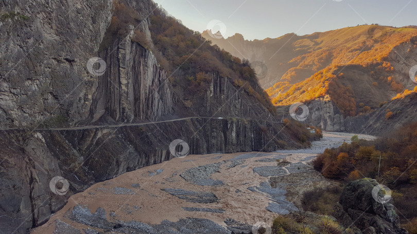 Скачать Дорога в Лагич, осень в горах Азербайджана фотосток Ozero