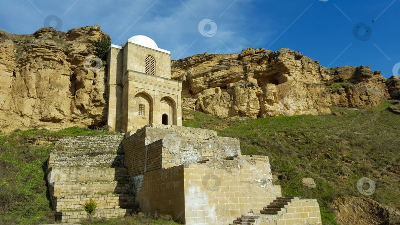Скачать Старинный мавзолей Дири Баба, Гобустан, Азербайджан фотосток Ozero