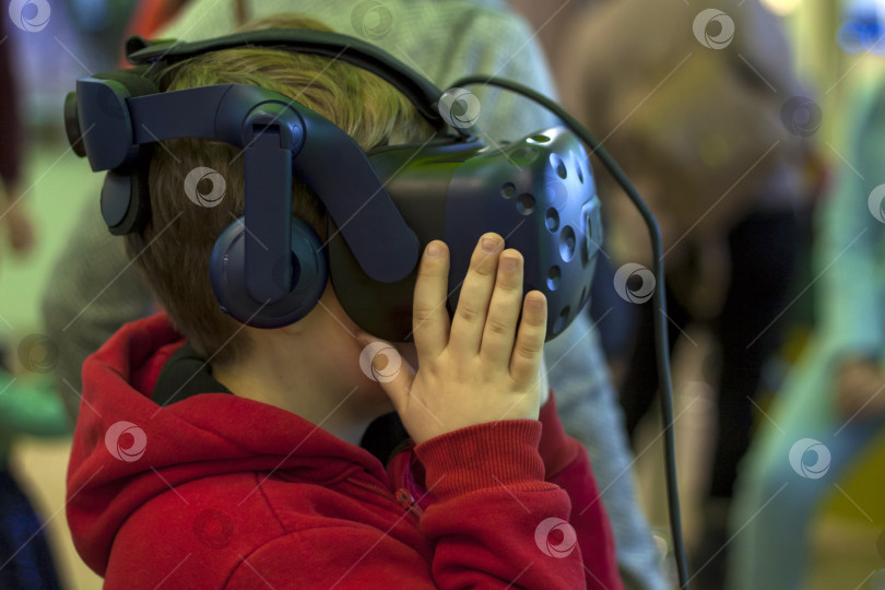Скачать Крупный план мальчика в очках виртуальной реальности. Он поражен тем, что видит. фотосток Ozero