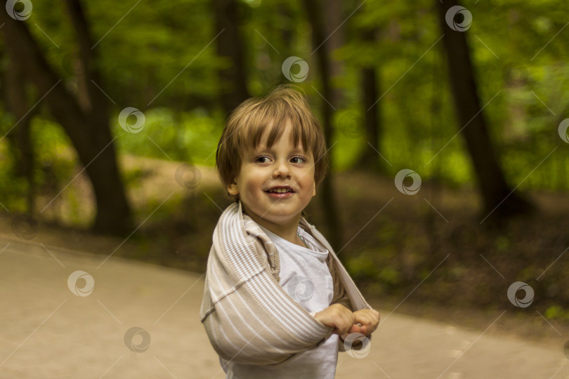 Скачать Дошкольник развлекается в парке. Гуляйте, играйте и получайте удовольствие. Эмоции, радость. фотосток Ozero