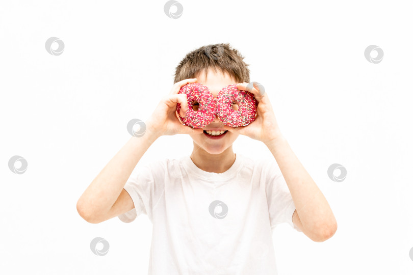 Скачать портрет веселого мальчика, прижимающего пончики к глазам фотосток Ozero