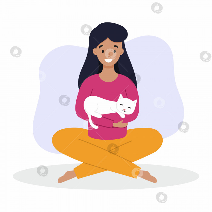 Скачать Девушка держит на руках кошку. Женщина с кошкой сидит на полу. Владелец и домашнее животное. фотосток Ozero