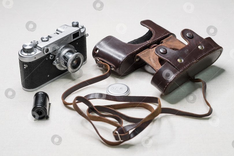 Скачать советский фотоаппарат ФЭД 2 с кассетой на белом фоне с чехлом фотосток Ozero